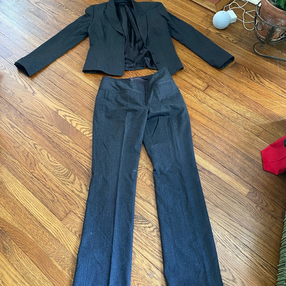 Ellie Tahari suit - size 8 - wool - silk lined - crop blazer - w design stich